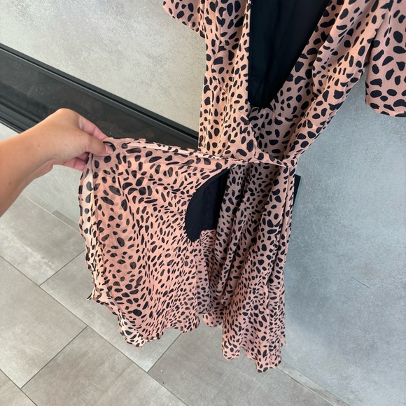 Fame And Partners - Tan & Black Leopard Print Short Sleeve Wrap Dress, Size 0 - Picture 9 of 13